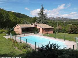 Maison indépendante avec piscine, rumah percutian di Jaujac