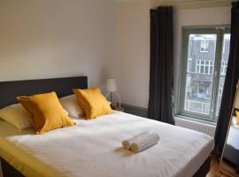 Private 4P top floor - hostel apartment: Amsterdam'da bir pansiyon