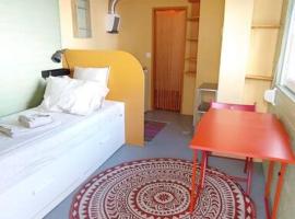 Private small studio in Costa de Caparica, alojamento para férias em Costa da Caparica