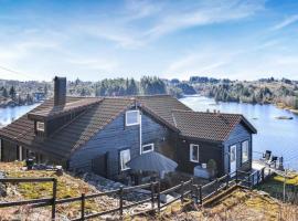 4 Bedroom Cozy Home In Frresfjorden: Sørvåg şehrinde bir kiralık tatil yeri