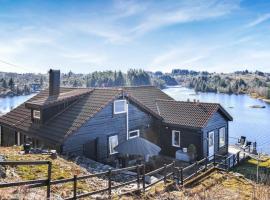 4 Bedroom Cozy Home In Frresfjorden, feriebolig i Sørvåg