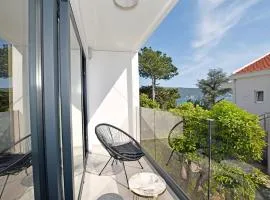 4K - Modern apartment very close to the sea