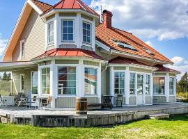 Beautiful Home In Gvle With Sauna, mökki kohteessa Gävle