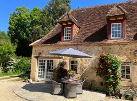 La Tuilerie Grange (Adults only gite) with two en-suite double bedrooms，勒布格的飯店