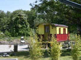 Roulotte pour une nuit en amoureux tout équipée.., отель в городе Нуаель-сюр-Мер, рядом находится Chinese Cemetery of Nolettes