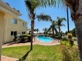 Coral Bay new furnished private villa with pool, stuga i Pegeia