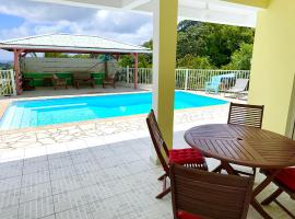 Bas de villa avec piscine au cœur de la campagne, отель с парковкой в городе Сент-Мари