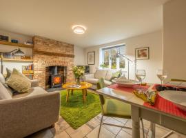 Chiffchaff Cottage, hotel with parking in West Raynham