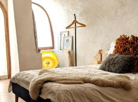 Charmante suite romantique avec cave à vin, bed and breakfast en Cournonsec