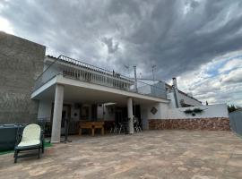 Vivienda rural Saltos de la Osera, acomodação com cozinha em Mogón