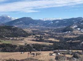 Le Village, hotel with parking in Selonnet