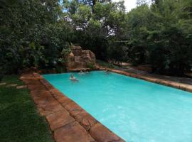Shangrila-innibos Country Lodge, hotell i Hartbeespoort