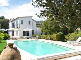 House with garden and pool at 1 km from the sea, casa de férias em La Garonnette-Plage