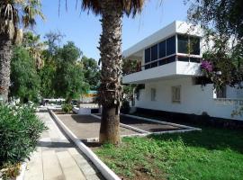 Cozy studio in Costa del Silencio in the south coast of Tenerife, hotel in Costa Del Silencio