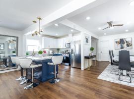 Luxury Villa with Hot Tub! Minutes to Beach & Bars, hotel v destinaci Long Beach