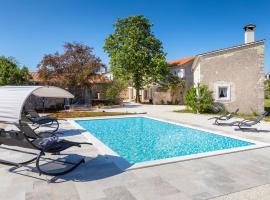 Lovely Home In Modrusani With Outdoor Swimming Pool, hotell sihtkohas Modrušani