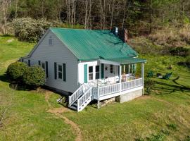 Idyllic Asheville Countryside Home on 70 Acres, cottage in Mars Hill