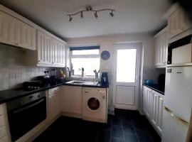 Spacious Bungalow, hotel with parking in Pinxton