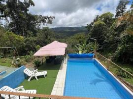 Quinta privada con cabaña y piscina temperada，卡塔戈的木屋