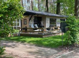 Viesnīca Chalet Sint-Hubertus Deluxe pilsētā Zutendaal, netālu no apskates objekta Europlanetarium Genk