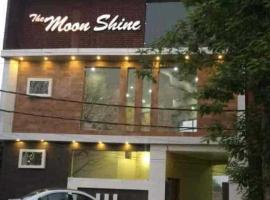 OYO The Moonshine Hotel, hotel di Charkhi Dādri