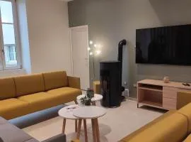 Gîte Spacieux avec Cour, Terrasse et Salle de Jeux - Centre Bourg, Accessible PMR - FR-1-586-36