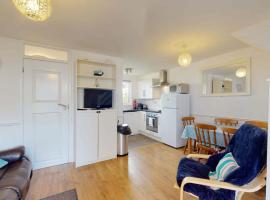 82 Strawberry Hill, Tolroy Manor