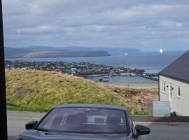 Brand new apartment with stunning skyline views, strandleiga í Þórshöfn