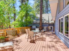 Prescott A-Frame with Deck - 12 Mi to Lynx Lake!, cabaña o casa de campo en Prescott