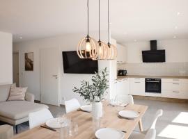 SKAN-PARK Ferienh&auml;user & Tiny Houses am B&auml;rwalder See, hotel con tinas de hidromasaje en Jahmen Ausbau