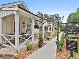 The Cottages at Laurel Brooke, guest house in Peachtree City