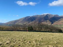 Lake District Farmhouse - Stunning views of Blencathra, hotel a Troutbeck