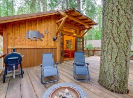 Enchanting Creekside Cabin Near Kings Canyon Park!, hotelli kohteessa Badger