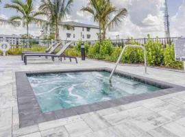 Park & Resort Views with Hot Tub & Pool #208, Ferienunterkunft in Fort Myers