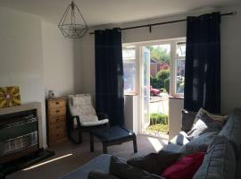 Entire 2 bed apartment - Up to 4 guest - 10 min from station and town centre, hotelli kohteessa Wokingham