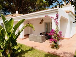 Villa Alemania Chalet Independiente con Piscina en Urbanización Roche Conil Cádiz Andalucía España, spahotell i Roche