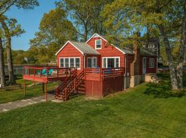 Charming Niantic Vacation Rental Walk to Beach!, cottage in Niantic