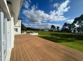 The Lake House - Theewaterskloof Golf Estate, hotel din Villiersdorp