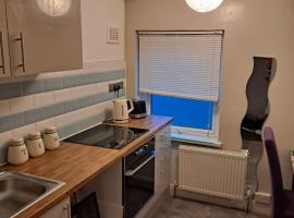 Two bedroom maisonette close toWarwick Uni, hotel with parking in Canley