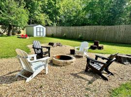 Cozy Family-Friendly home w/ fenced-in backyard, Hotel in Marietta