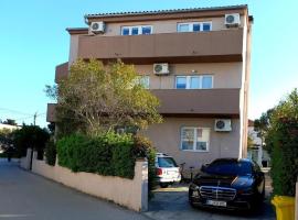 Apartments and rooms with parking space Murter - 20782, viešbutis mieste Murteris