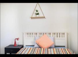 Private Room in 2-Room Unit with Shared Bath, hotel v destinaci Redcliffe