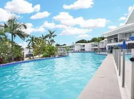 La Dolce Vita - Poolside Glamour