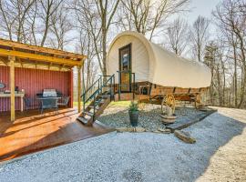 Ultimate Covered Wagon Pioneers Paradise, camping de luxo em Brownsville