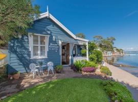 Selby Cottage - Intimate Waterfront Getaway, hotell i Marks Point