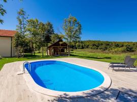 Villa Green house - outdoor pool & BBQ: Plaški şehrinde bir otel