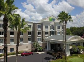 Holiday Inn Express and Suites Tampa I-75 at Bruce B. Downs, an IHG Hotel, hotel poblíž Zephyrhills Municipal Airport - ZPH, Tampa