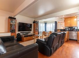 Newport Beach House 1 block from the beach FREE pickleball courts and 6 beach cruisers, Villa in Newport Beach