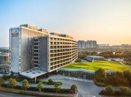 Crowne Plaza Shanghai Xiayang Lake, an IHG Hotel: Qingpu şehrinde bir otel