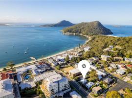 Tomaree Cottage 12 Tomaree Road - 200 mtrs to Beach - Pet Friendly, linen, WiFi & aircon, hotel di Shoal Bay